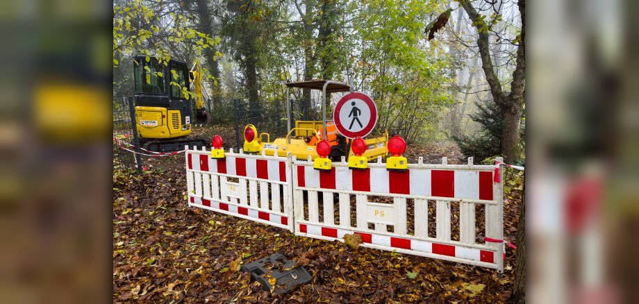 Im Moment ist der Fußweg, der „Schöne Aussicht“ und „Jägerwiese“ verbindet, wegen der laufenden Bauarbeiten gesperrt. Voraussichtlich bis zum 22. November sollen die Instandsetzungsarbeiten an der Treppe im unteren Bereich des Hangs abgeschlossen sein. Dann können Passanten die Abkürzung durch das kleine Waldstück „In den Fichten“ wieder nutzen.